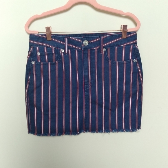 American Eagle Dark Wash Denim Hi Rise Mini Skirt with Raw Hem Size 6 - Picture 2 of 13